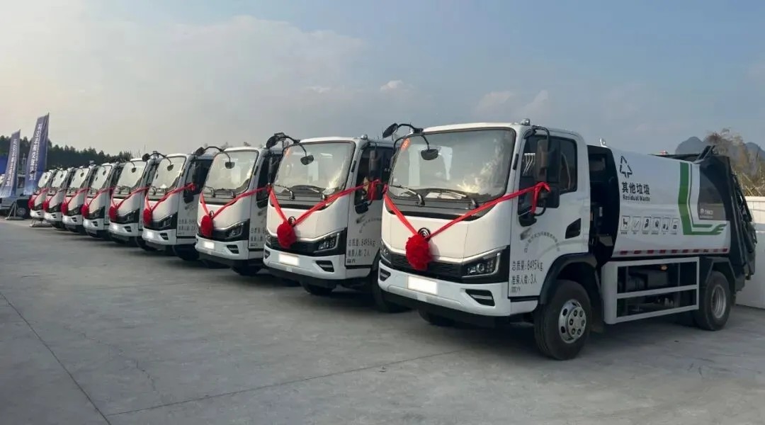 宇通重工旗下宇通環衛8噸壓縮式垃圾車批量交付河池! 宇通重工旗下宇通環衛8噸壓縮式垃圾車批量交付河池!