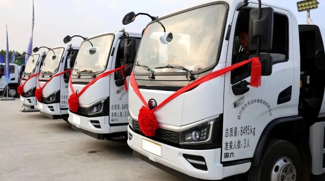 宇通重工旗下宇通環衛8噸壓縮式垃圾車批量交付河池! 宇通重工旗下宇通環衛8噸壓縮式垃圾車批量交付河池!