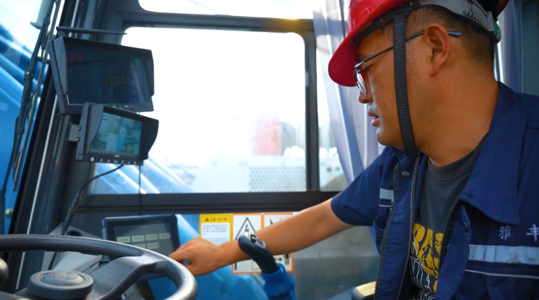 宇通純電動港口輪胎起重機:以硬核三電技術,護航港口綠色高效作業 宇通純電動港口輪胎起重機:以硬核三電技術,護航港口綠色高效作業