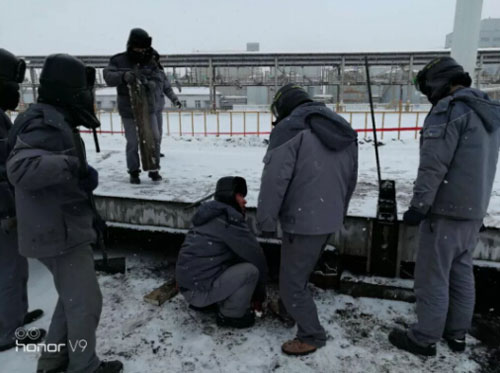 圖為車(chē)間師傅在雪地調(diào)試地磅現(xiàn)場(chǎng)