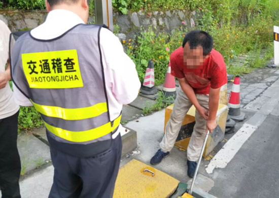 鳳凰收費站驚現(xiàn)新式逃費方法：撬棍地磅減重法